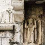 ...sotto di esso � possibile osservare la "Madonna del non se so niente", cos� soprannominata per le sue braccia protese verso l'alto, posizione tipica di chi si dichiara all'oscuro di qualcosa
